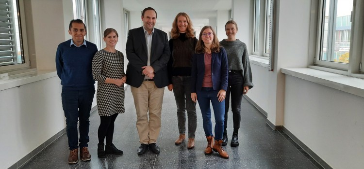 Amprion-Mitarbeitende Nicole Kaim-Albers und Thomas Dederich mit Forschenden der Universiät Trier.